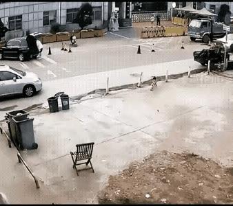 如果没有这辆三轮车，黑色轿车能直接上到房顶上去，一点都不带犹豫的，加大马力，后劲
