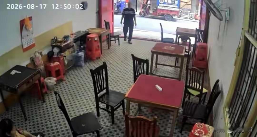 老人倒进棋牌室，店家好心垫付医药费，家属却张口要10万。这出魔幻大戏，最后竟然以