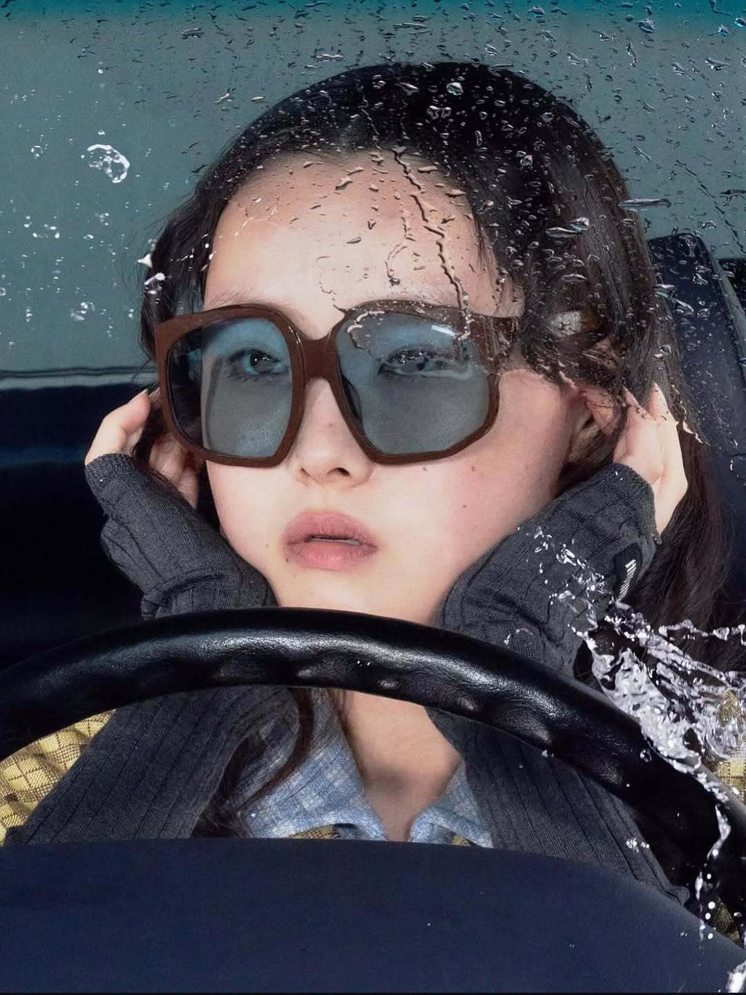 墨镜专题新拍法雨天车内戴墨镜的女士们摄影：KimHeeJune​​​