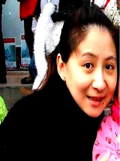 一天晚上，赵本山脱了衣服正准备睡觉。马丽娟心疼自家妹子没个着落，就在枕边