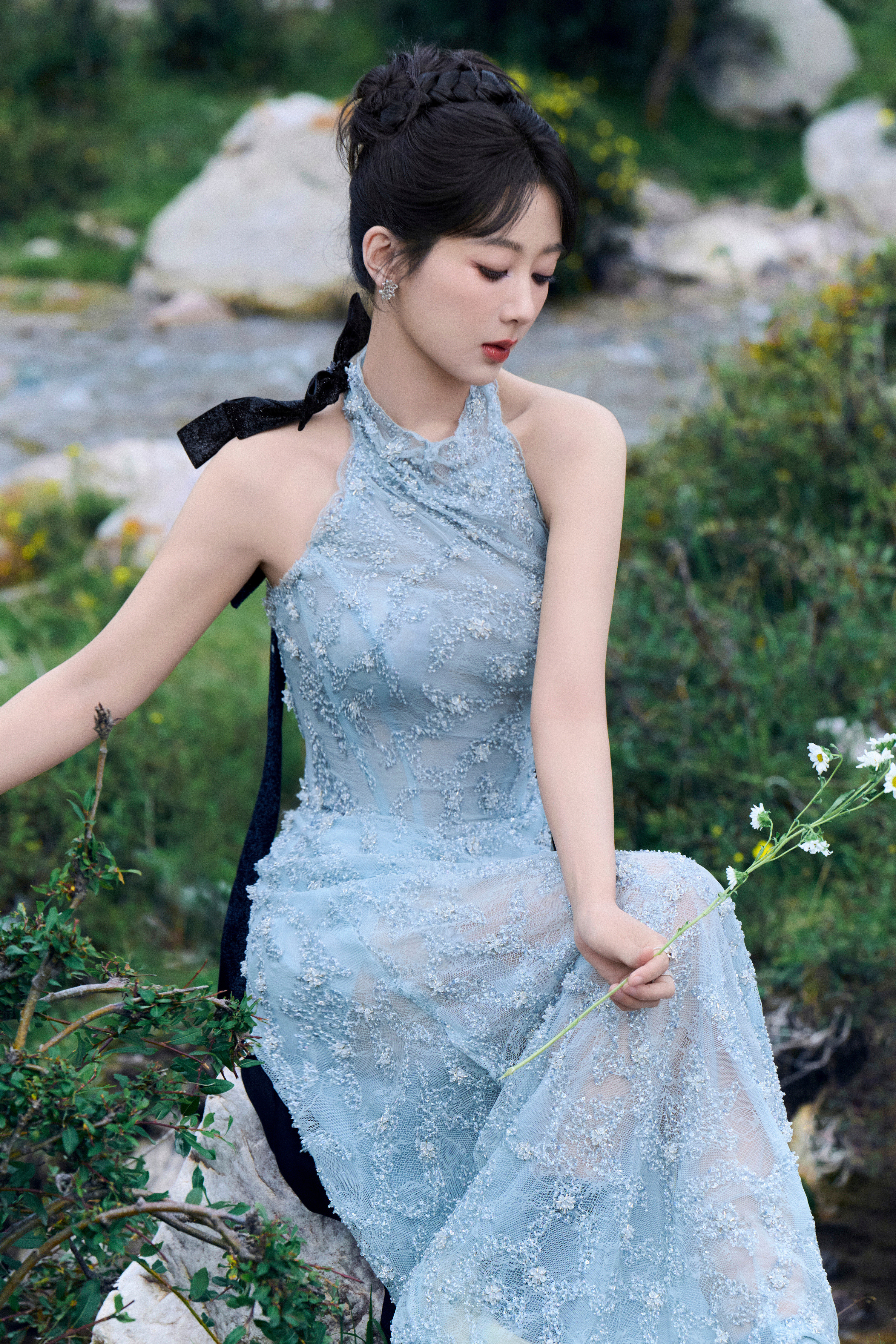 杨紫今日出席代言品牌直播活动造型图集，身着一袭挂脖蕾丝长裙，水晶刺绣和蝴蝶结飘带