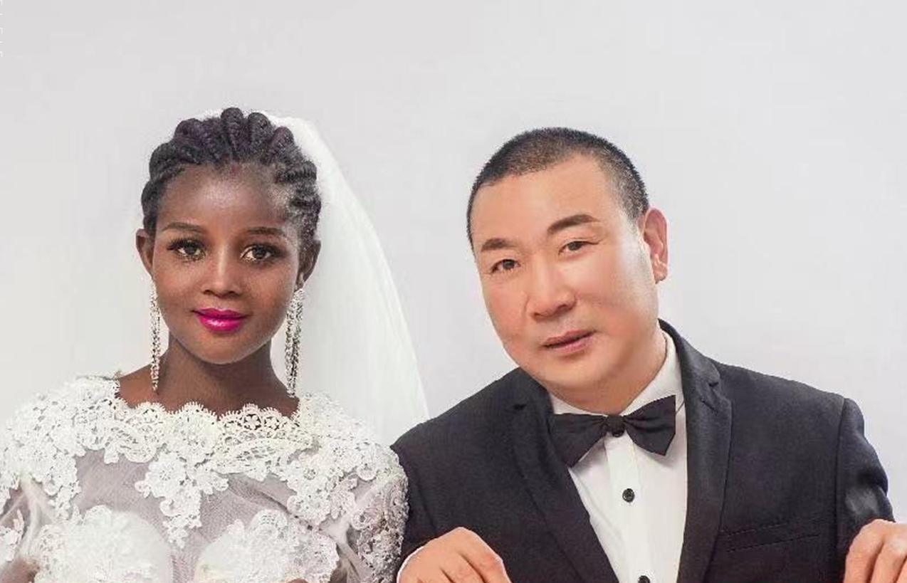2017年，47岁的中国大叔对非洲女孩笑着说：“跟我回家吧，做我老婆怎么样？”女