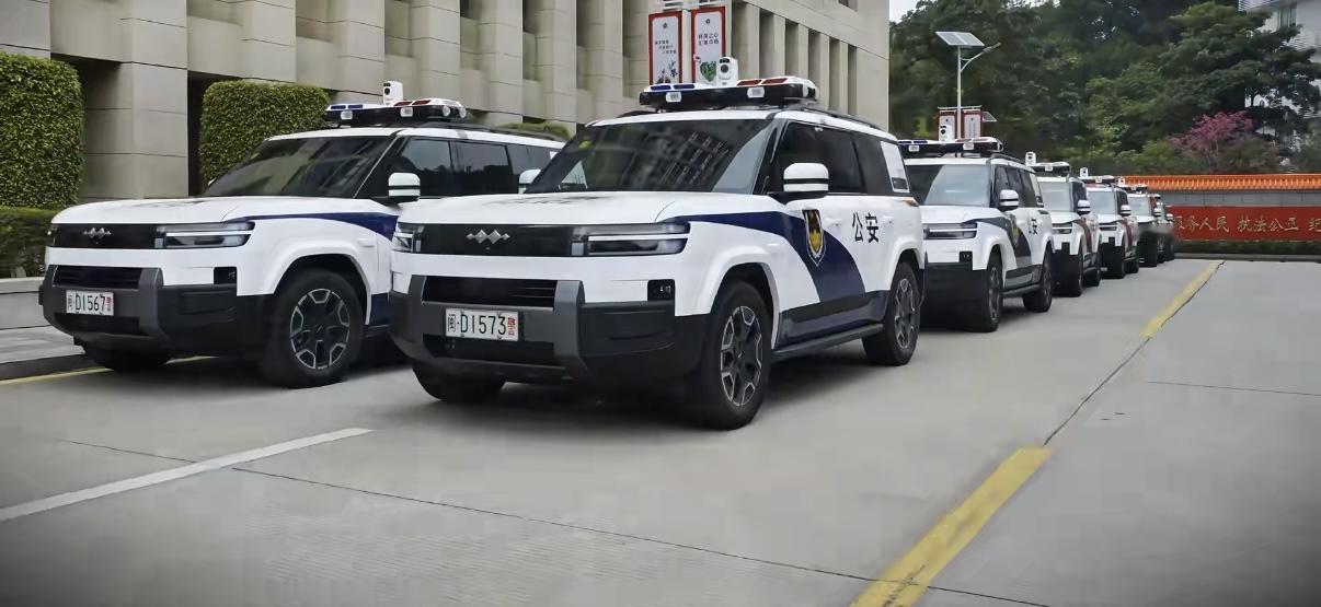 方程豹钛7穿上警车皮肤也太有压迫感了，帅爆了😎钛7四驱版搭载云辇-C底盘系