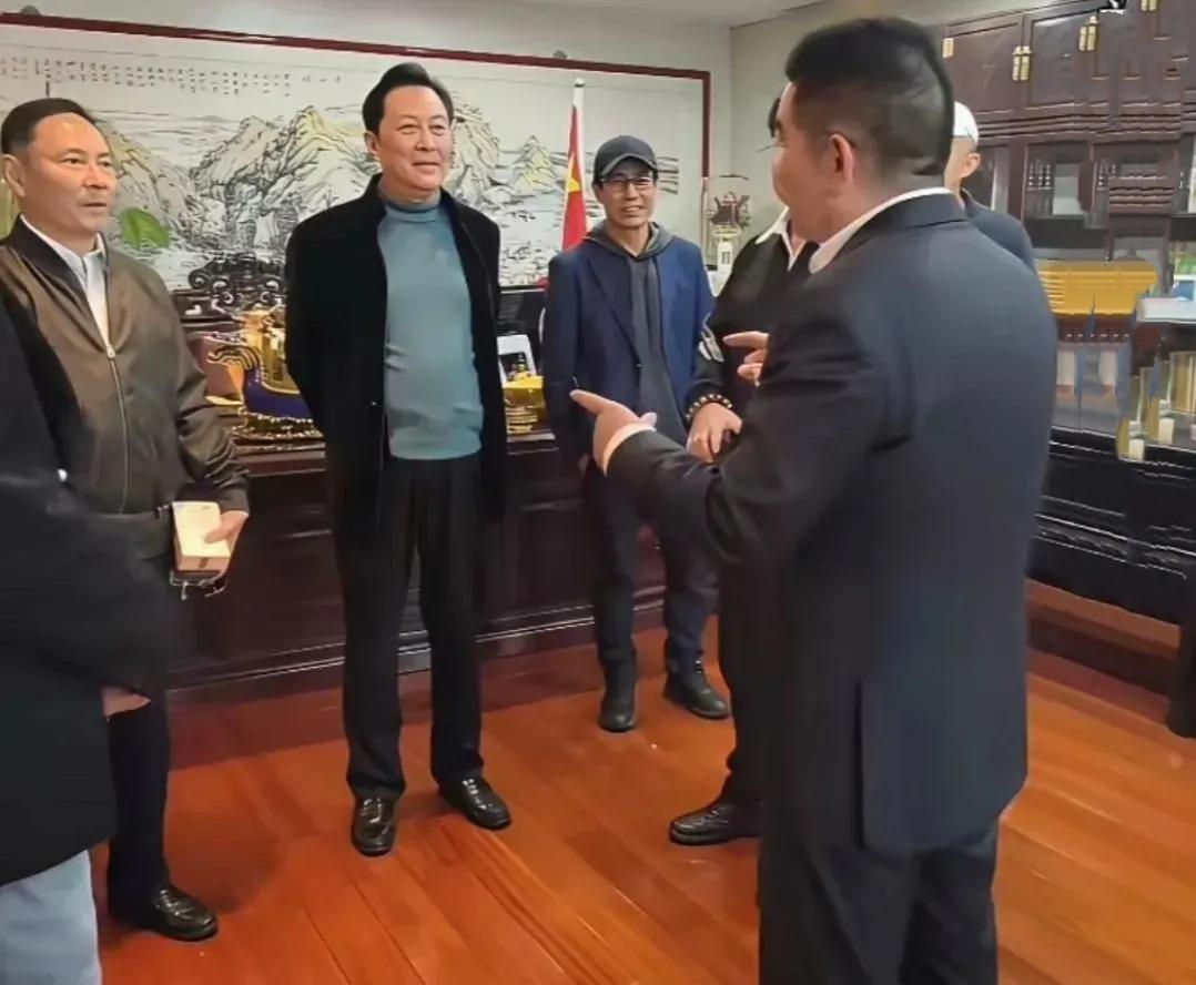 唐国强背着双手正在与陈光标交谈，这气场像是视察工作，他也习惯了！2026年