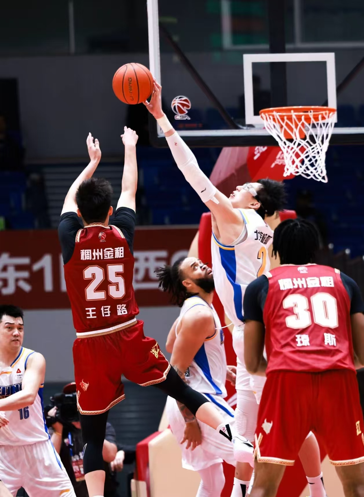 北京再次跌出四强，三分失准，赵睿伤缺，四外援没一个靠谱，麦基五失误