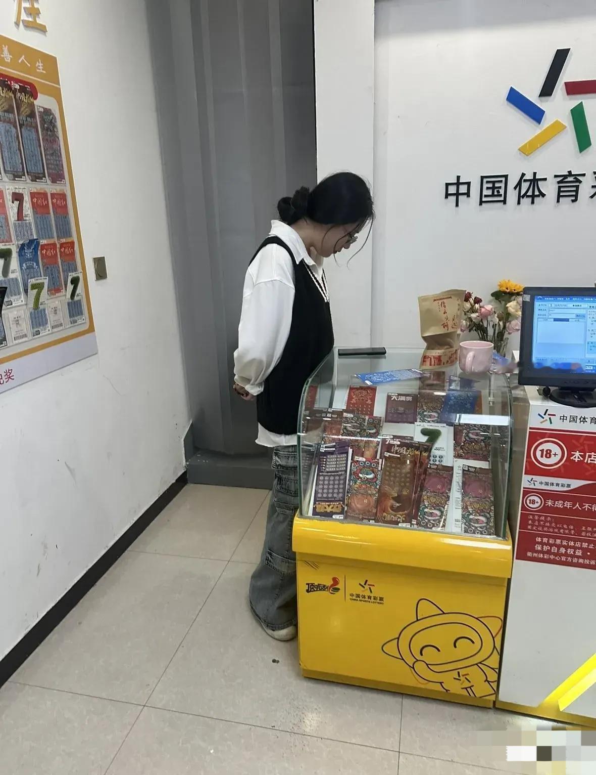 佛得角踢阿根廷，买了20块钱的，就买1：1的比分。美女老板娘还问我，可能吗？这不