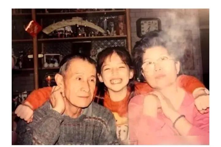 许玮甯的外公老了也是慈祥老帅哥一枚，美丽的许玮甯大概也隔代遗传了些许外公的好基因