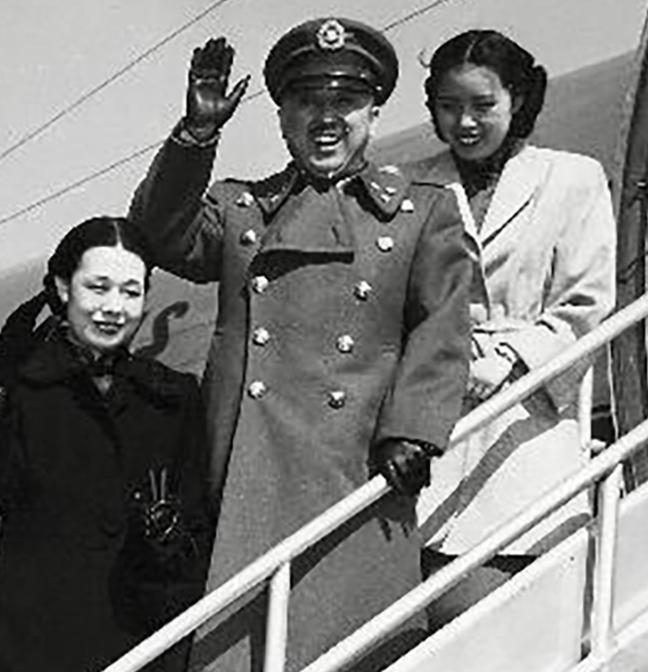 八位元帅设宴只为宴请一有人，他为何全程低头黯然？他究竟是谁1955年秋天，