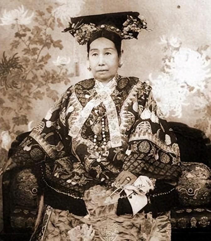 1903年，慈禧坐上了专列，非常高兴，说：“把设计师叫来给我见见。”见到詹天佑，