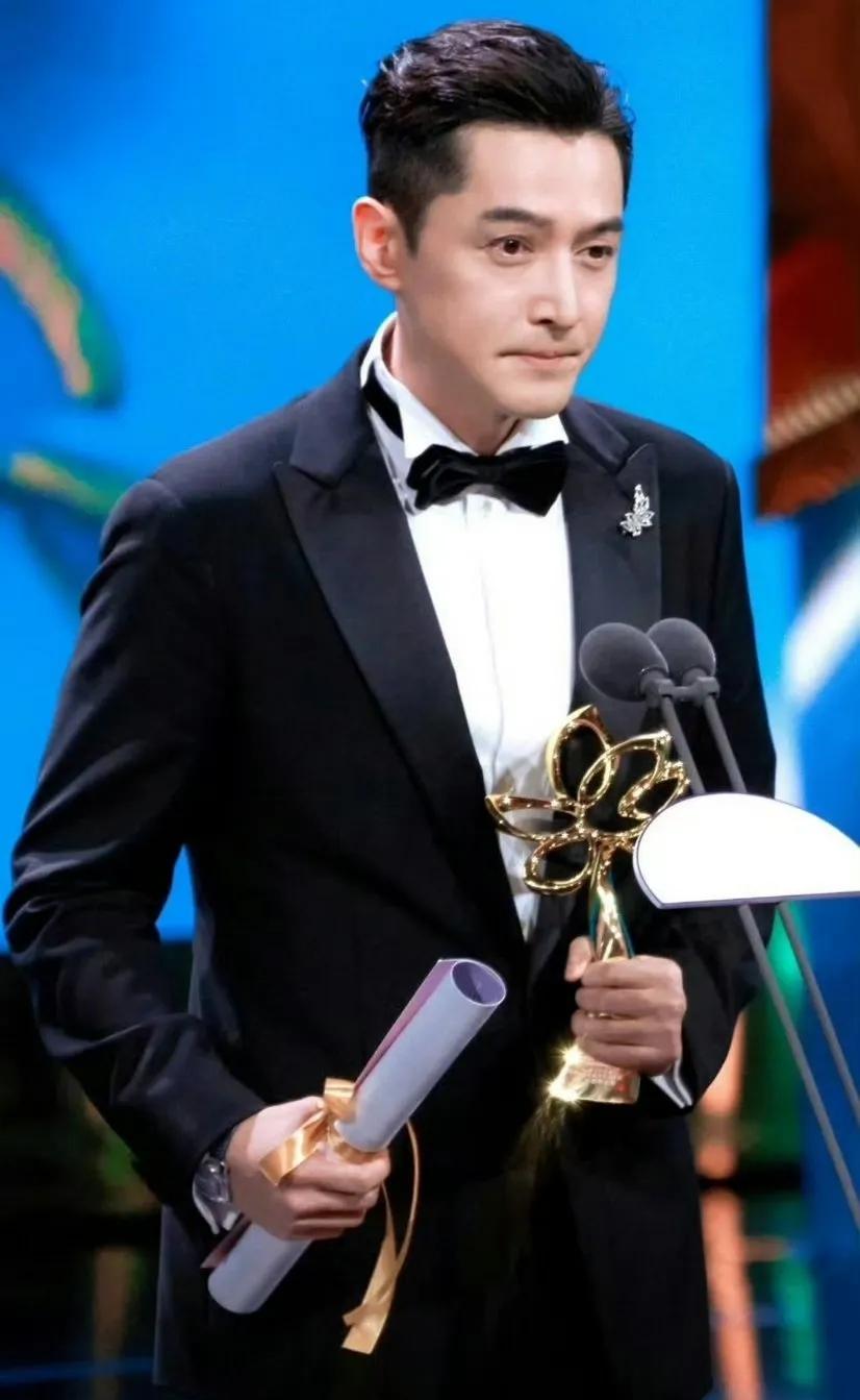 胡歌又被推上风口浪尖了！王家卫录音事件闹得沸沸扬扬，而刚刚凭《繁花》拿下白玉兰视