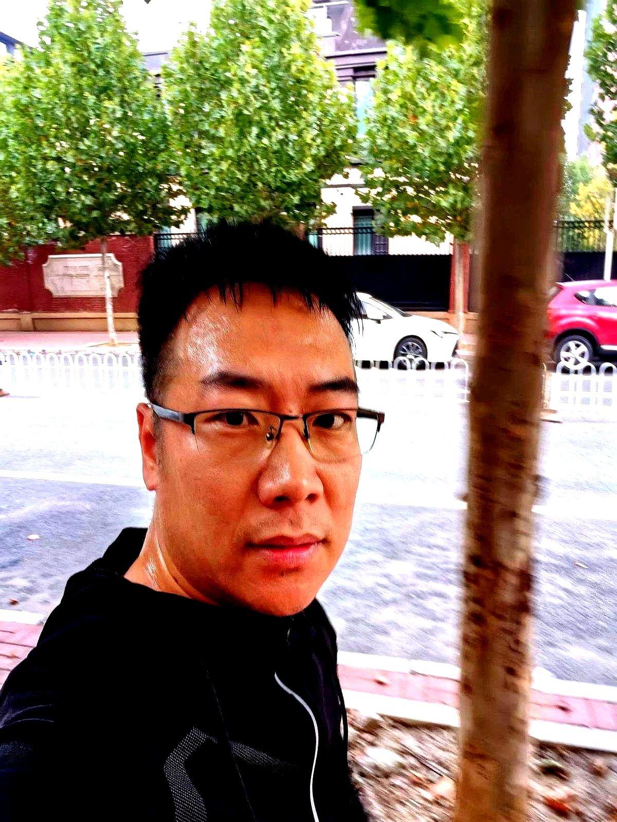 你有没有过这种感觉:明明体能上去了,配速也快了,但跑步时心率就是降不下来,5分配