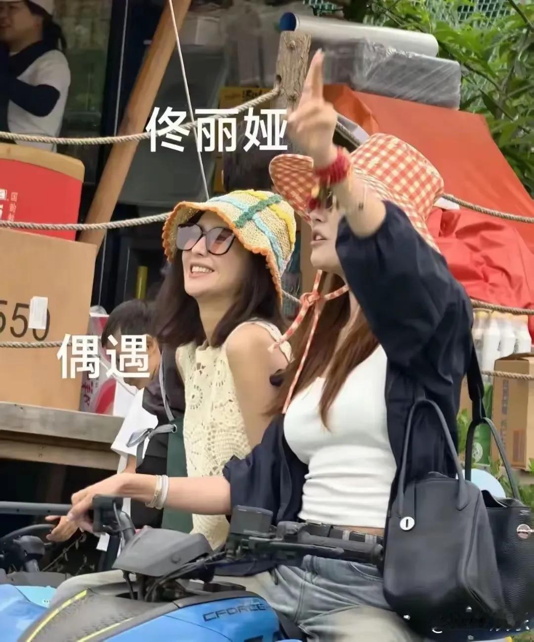 6月1日，有媒体拍到佟丽娅与陈思诚在北京某亲子乐园合体带娃。41岁的佟丽娅身着白