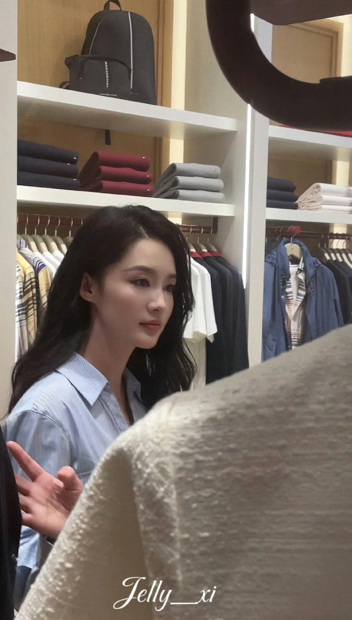 镜头对女明星太苛刻了…被嘲长得寡淡五官扁平的李沁，其实线下绝美！