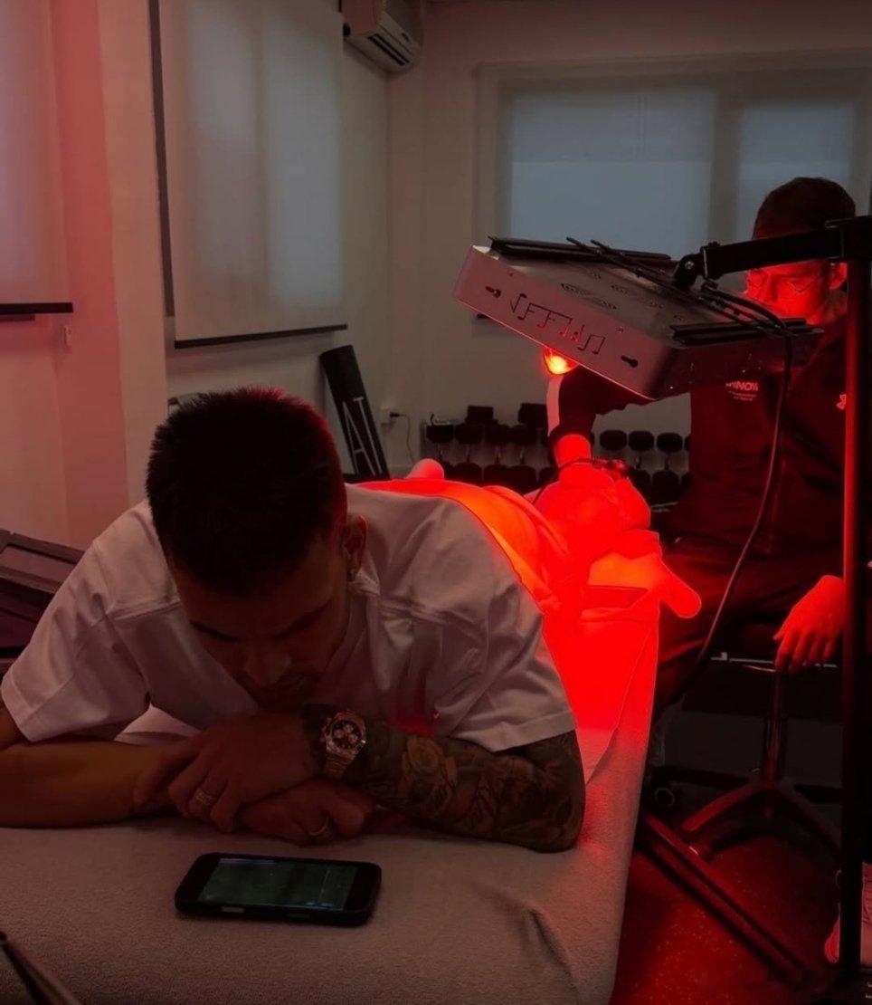 心系球队，劳塔罗在治疗的时候通过手机关注国际米兰比赛进展。国际米兰意甲劳塔罗