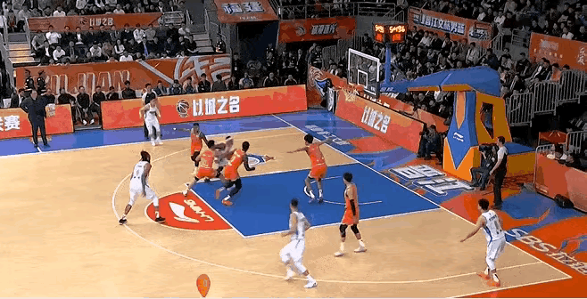 今晚北京队爆冷不敌福建队，也不是没有原因的。全国最豪华的三人阵容（周琦，赵睿，