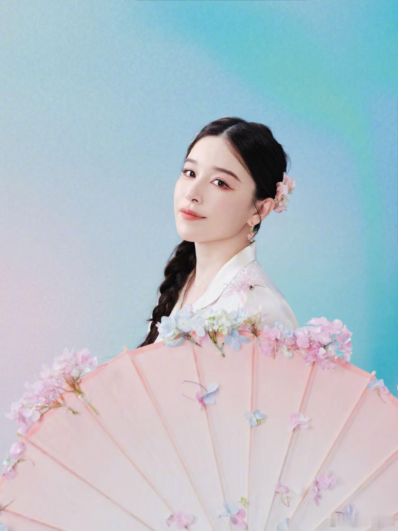 阚清子一公造型姐姐一公妆造美到失语啦！长裙绿扇花团锦簇，从人到歌都是这么温柔～