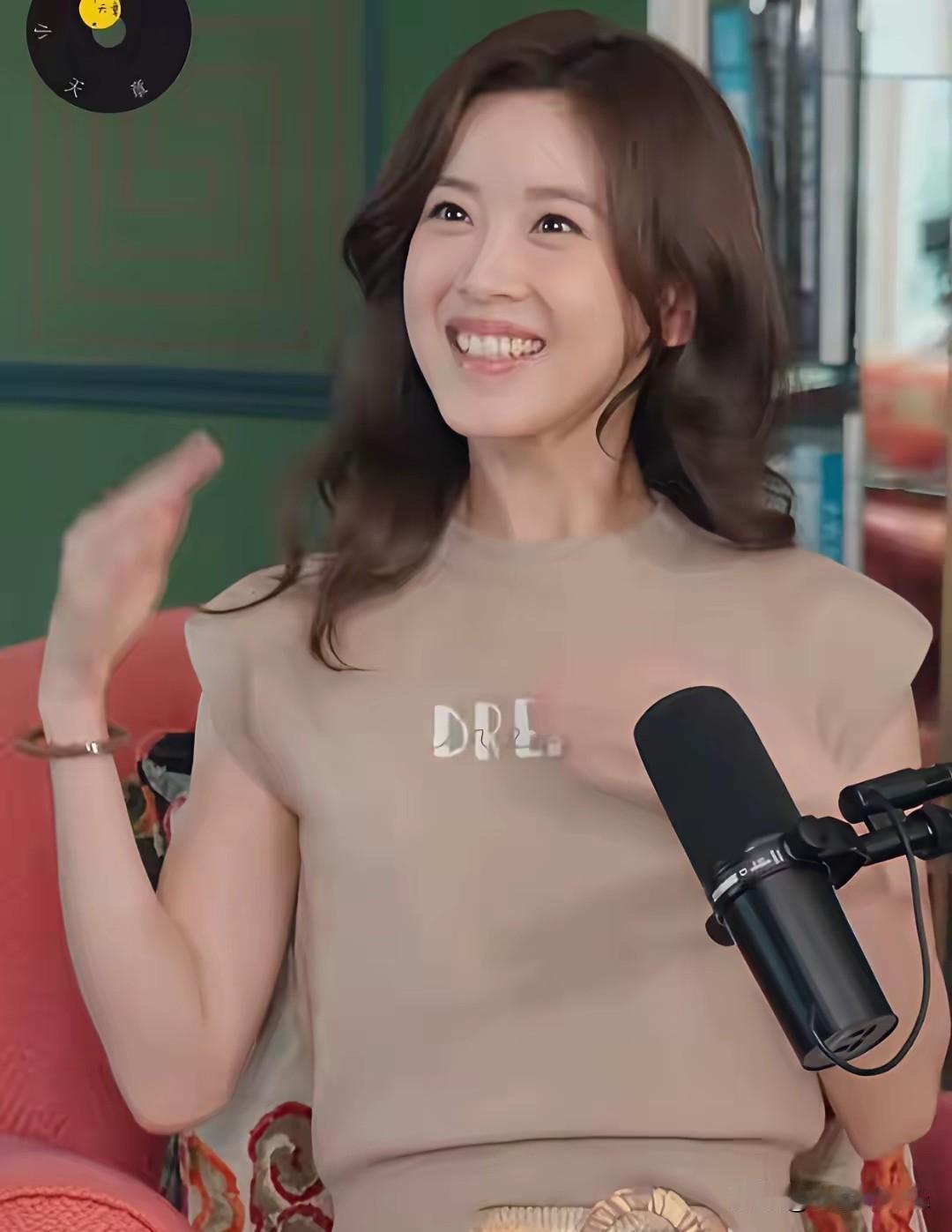 章泽天和刘嘉玲聊不到一块？章泽天还是那么漂亮，她只要美美的站在刘强东