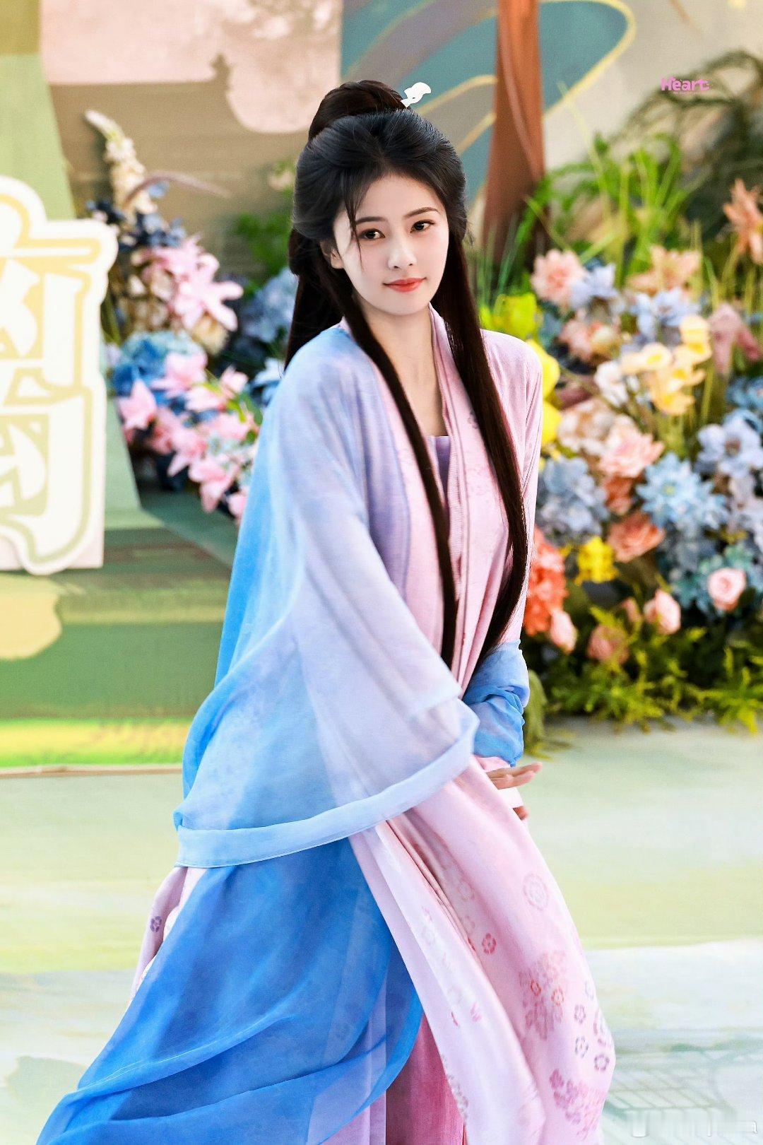 白鹿跑过来这段也太美了仿佛看到了仙女​​​