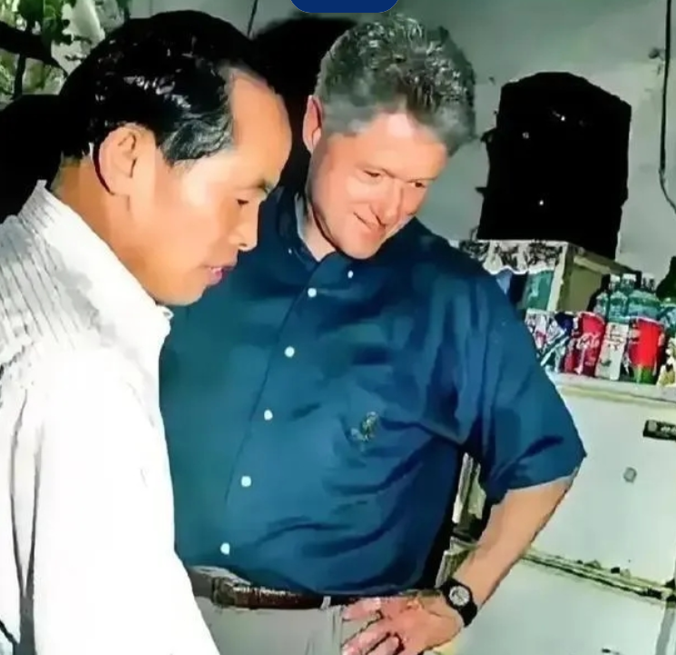 1998年，克林顿访问中国，有一天他无意中走进一家小卖铺，看到老板还在使用算盘算