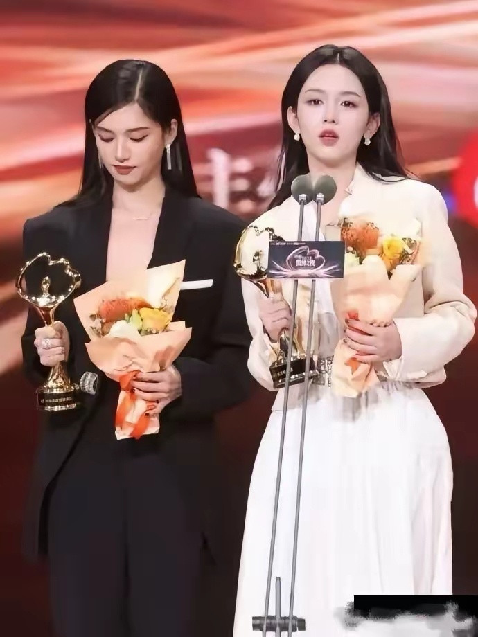 终于知道张婧仪在哪里输给周也了原因很简单啊不是输在颜值，也不是输在演技，而是输在
