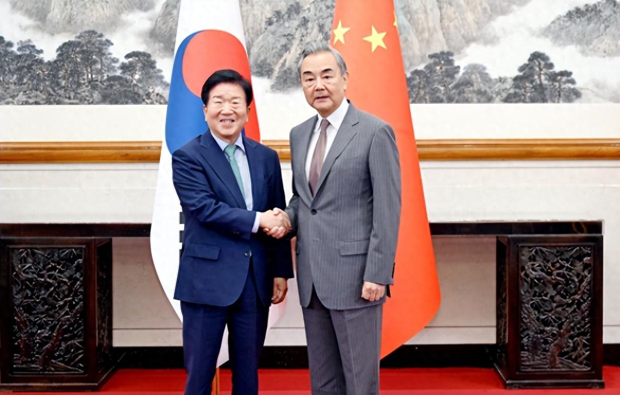 李在明这步棋，下得不慢，但不硬。8月24日，中韩建交33周年这天，韩国总统特