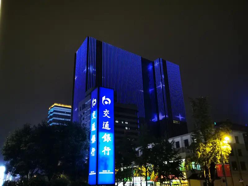 朋友手里拿着100万股的资金，铁了心要买银行股，标的也筛得差不多了，最后就剩下两