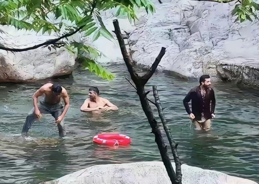 太恶心了，印度人居然跑去庐山的山溪里洗澡。在恒河洗就算了，还跑到我大庐山来洗，真