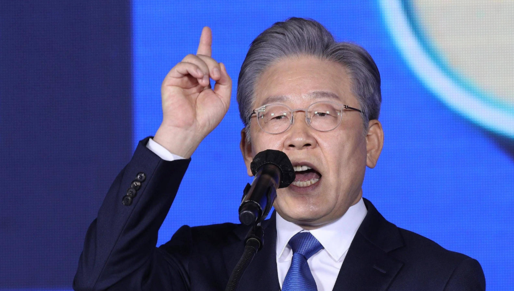 韩国总统李在明摊上大麻烦了！韩国总统李在明今天在全世界的关注下表演了一场自取