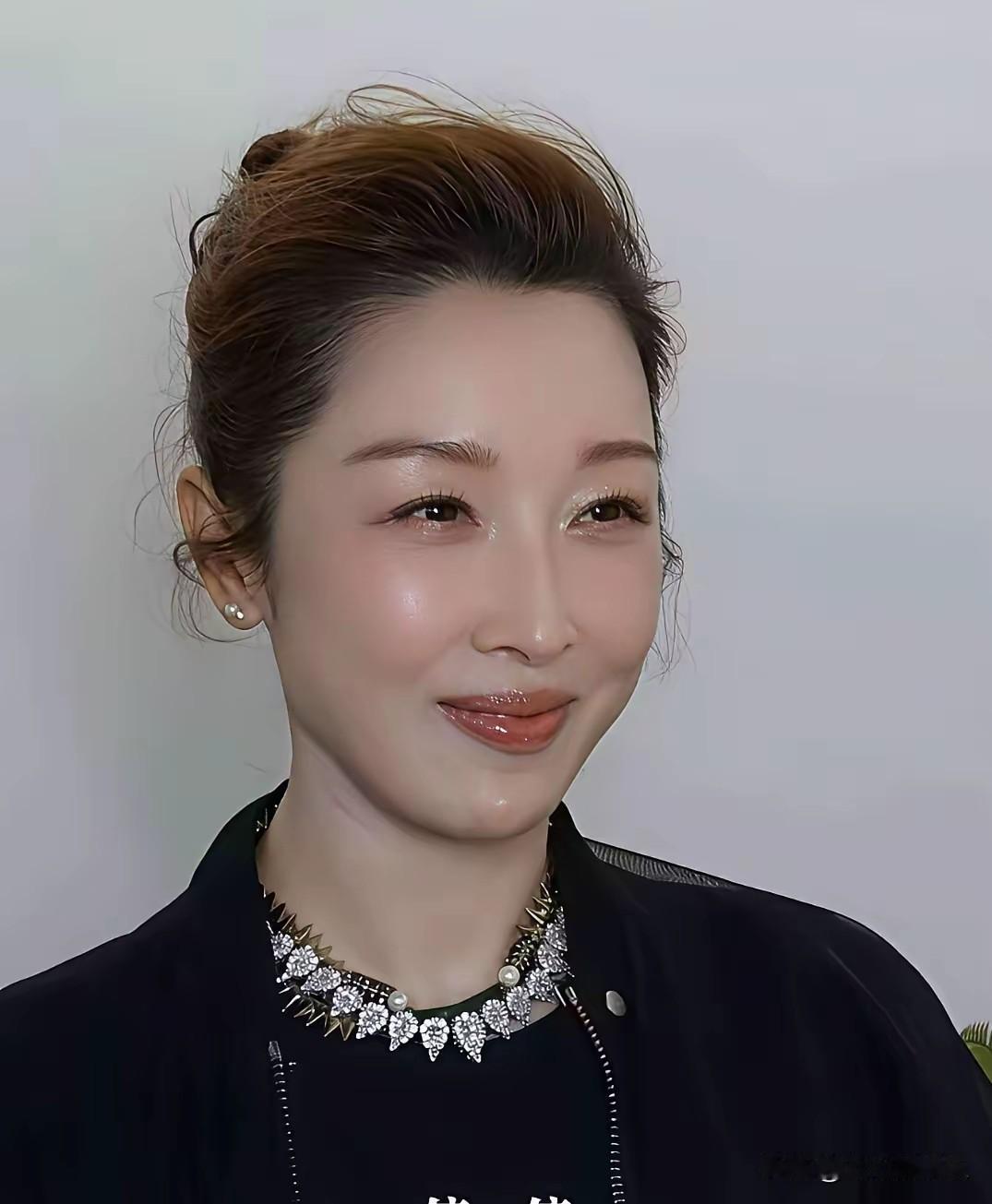 孙悦的眼睛勾魂按大众审美拆解来看，孙悦不算美女。小小的眼睛，可就是