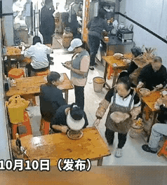 这个视频从哪里来看，都看不出来女子摔碗的理由。可能当时事发太突然，老板娘愣神