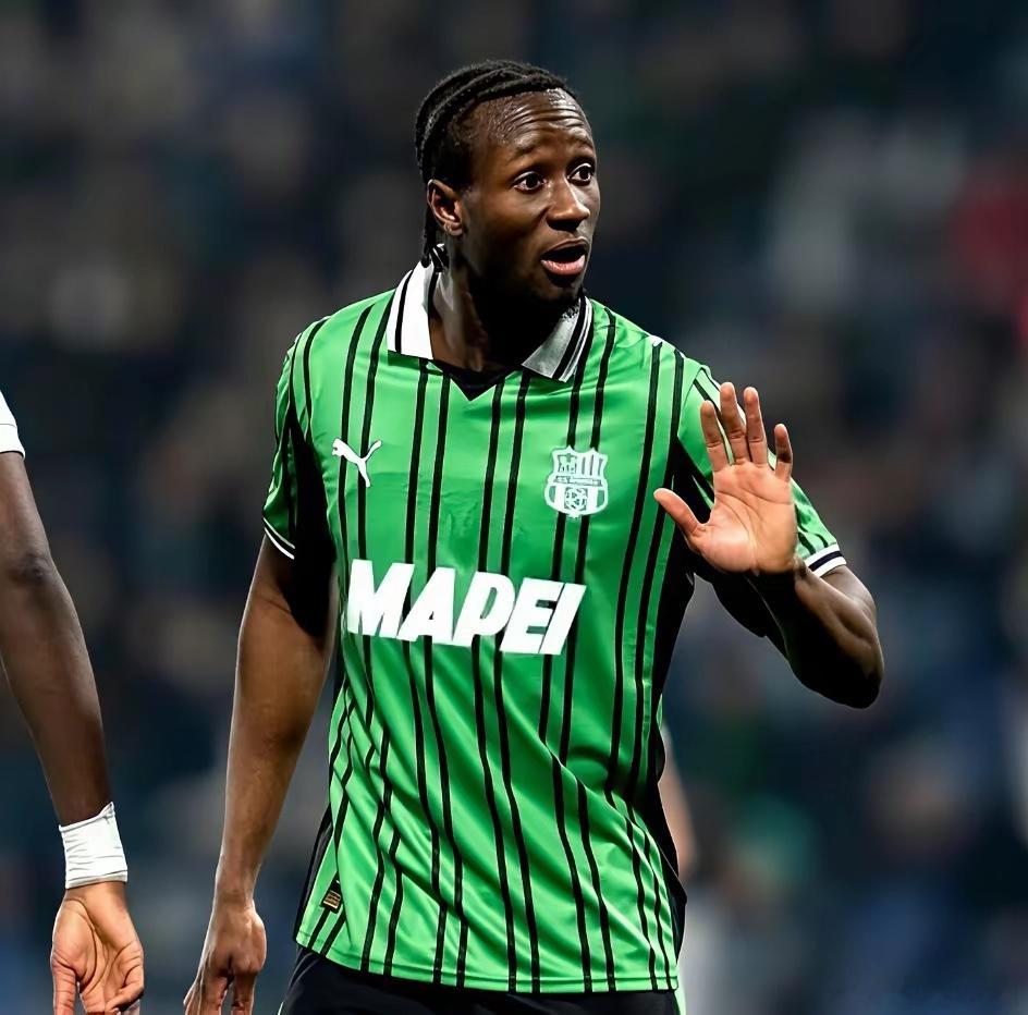 国米今夏瞄准萨索洛的加拿大中场科内，转会费或低于3000万欧元。他23岁，近期表