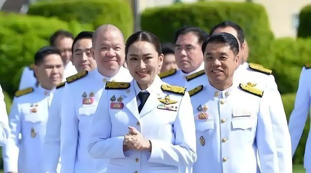 他信家族出手，在为佩通坦复职做最后的努力了。当地时间8月10日，据泰国媒体报道，