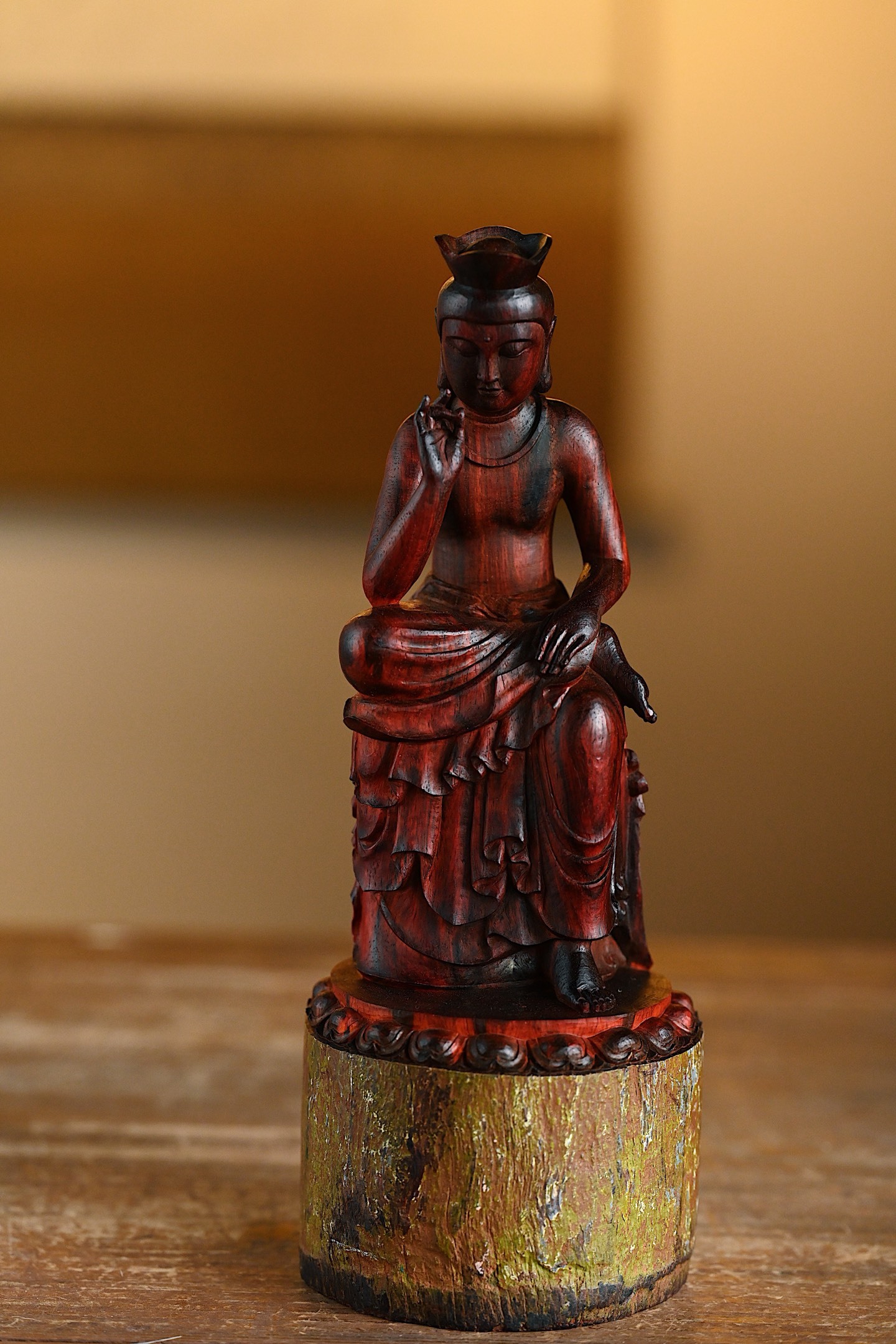 小叶紫檀|弥勒菩萨半跏思维像弥勒菩萨头戴宝冠，双目微垂，五官刻画精美，鼻梁挺