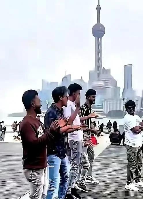 3700多万印度人撒在全球207个国家。这是印度外交部2026年1月的数据。加拿