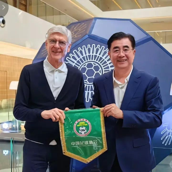 法国名帅温格会不会执教国足呢？我们看到近日足协与温格的合影球迷感到很期待！如果成