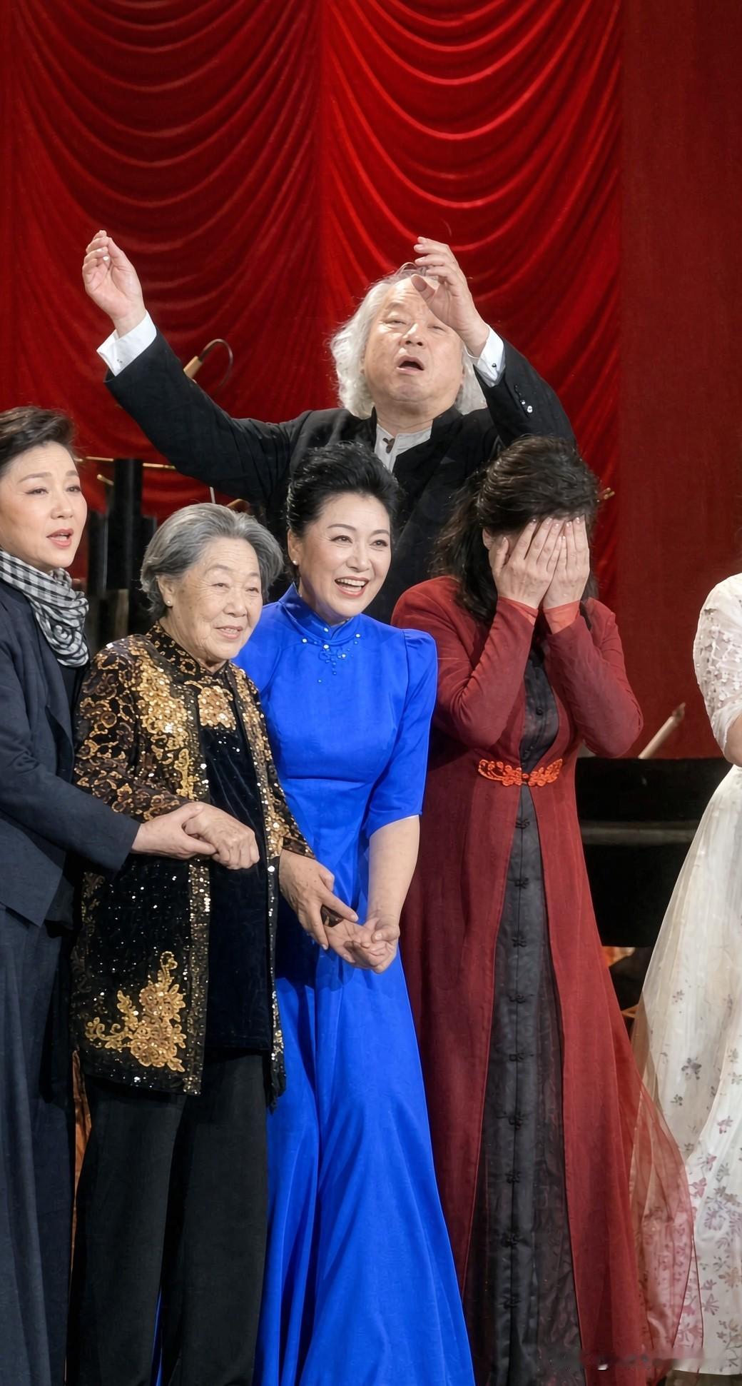 这是95岁郭兰英在“从艺90周年音乐会”，也是她最后一次公开登台的影像。当时她与