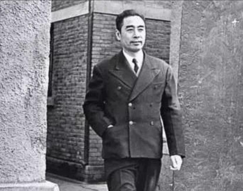 "一日为师，终身为父。"蒋介石曾想动周恩来，可黄埔学生不答应。胡宗南跪过、杜聿明