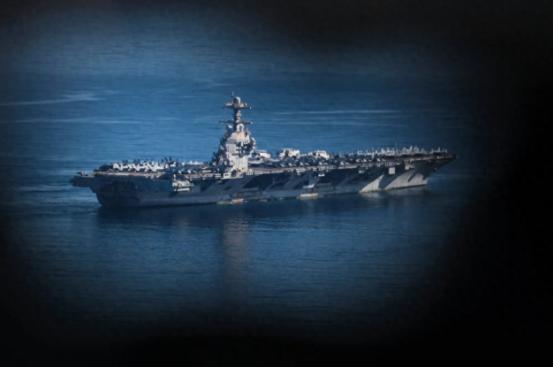 非常的蹊跷！福特号烧了一天一夜，真是美军自己蓄意纵火烧了航母这艘号称“最先进