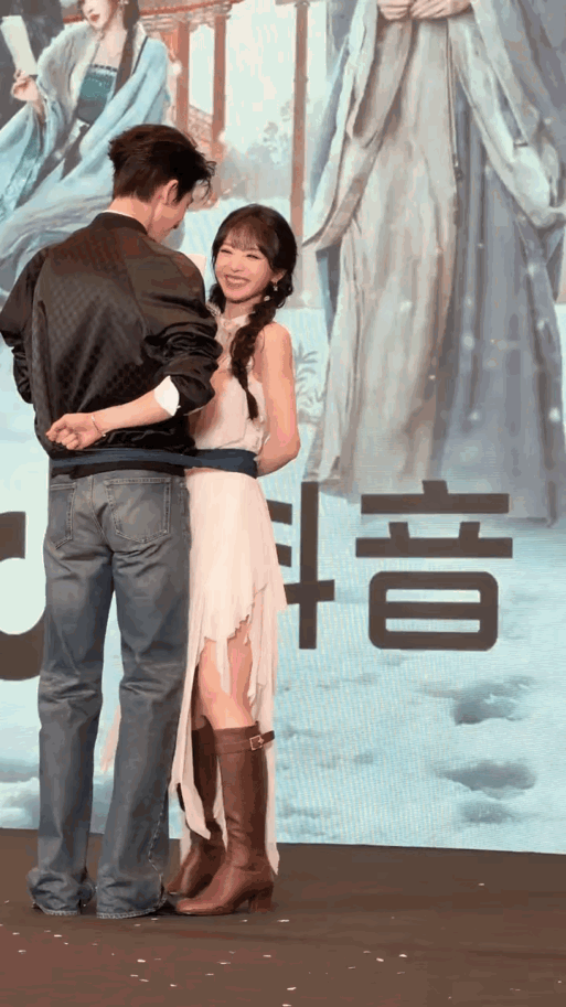 张凌赫和田曦薇互动太自然了，CP感拉满，老阿姨看完都不自然翘起嘴角。田曦薇长得可