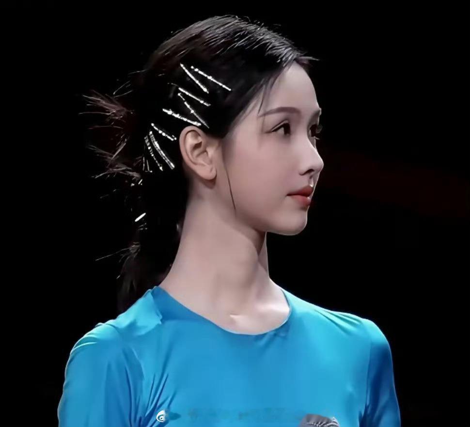 后台只剩三分钟，造型师急得团团转，陈都灵自己把碎发别到耳后，两枚超市三块五一板的