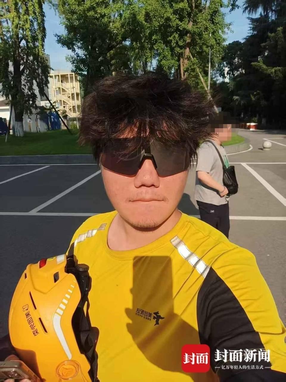 成都，19岁小伙送外卖遇到火灾，将双腿骨折的大叔从6楼背到一楼，大叔为了表示感谢
