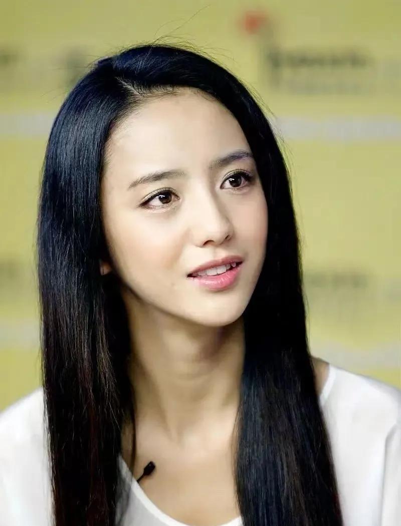 你们发现没佟丽娅让大家佩服的不是因为她是单亲妈妈带孩子也不是因为她不卖惨，而