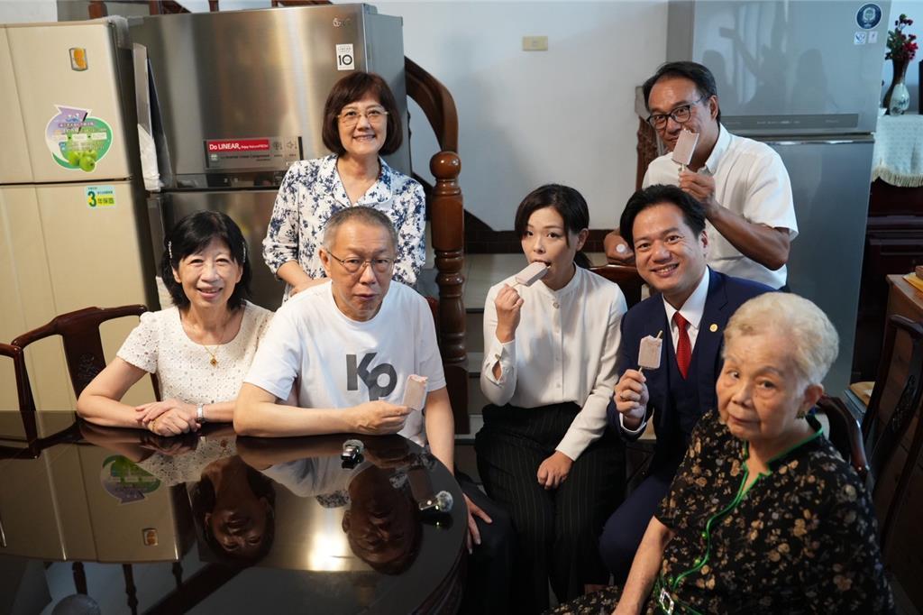 多图展示柯文哲看望妈妈！柯文哲在历经近一年羁押后，终于回到了新竹老家，得以与柯妈
