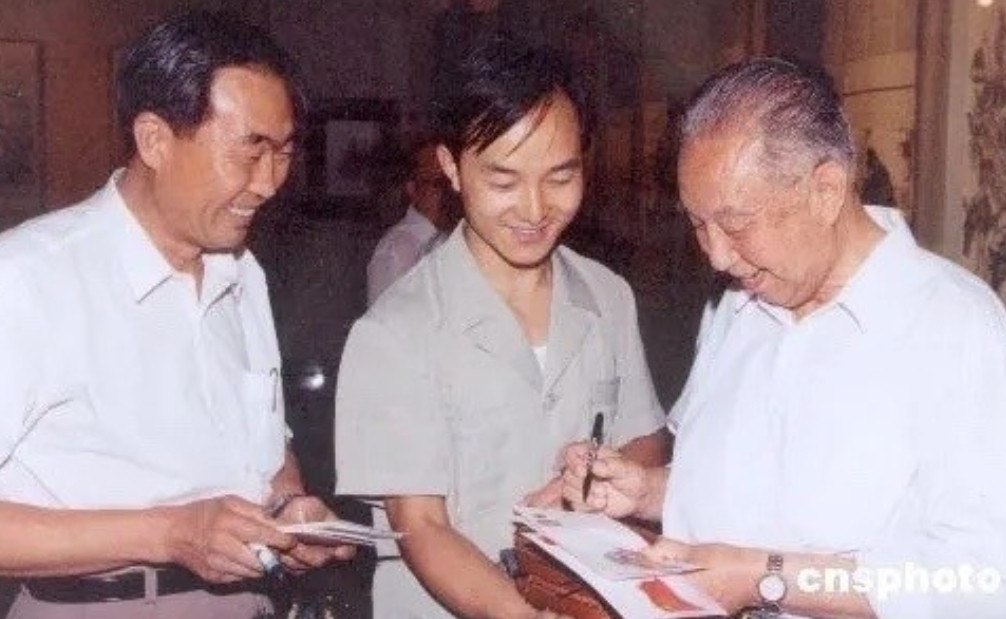 1938年除夕，在郴州幽禁的张学良无聊之余，和看管他的十几个特务推牌九玩。张学