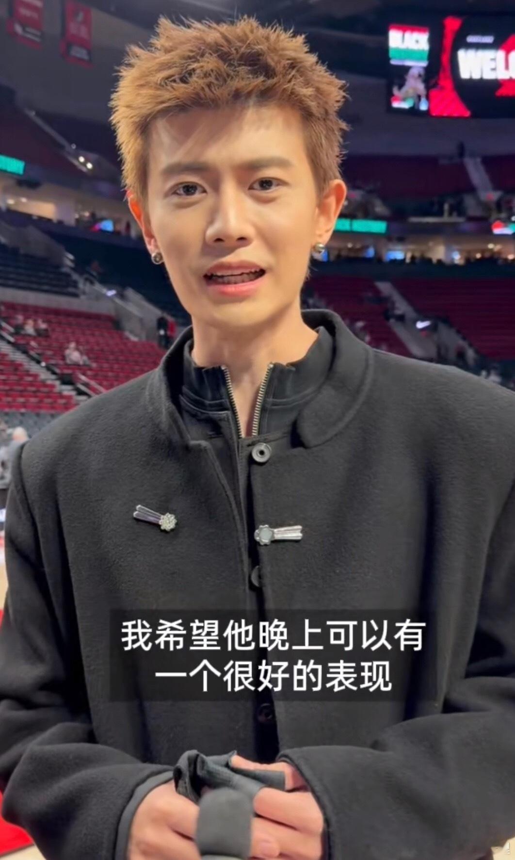 任嘉伦在海外忙的头发炸毛拉