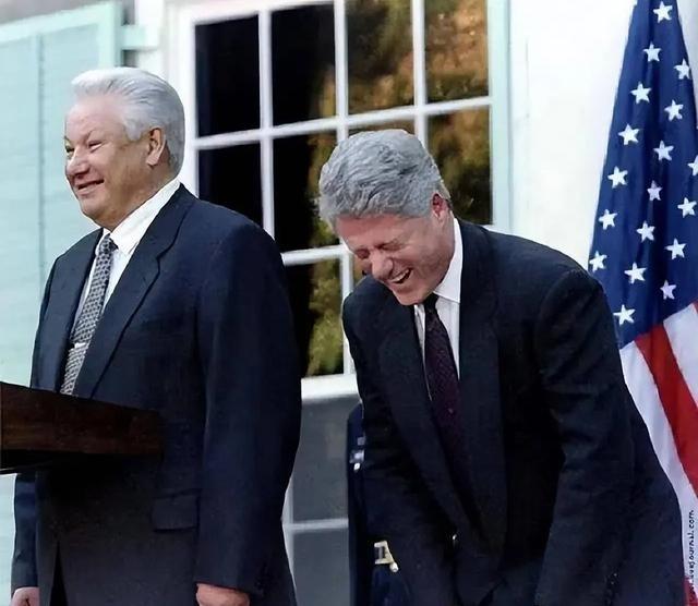 德国一个专家捅破了层窗户纸：美国现在但凡碰到中国，第一反应不是往前冲，而是下意识