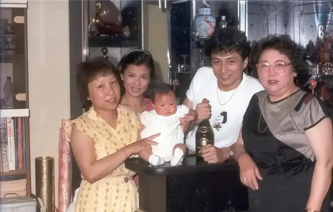 照片边缘微微卷曲。1983年伦敦的阴天，透过车窗凝在翁美玲的刘海上。她歪头靠着