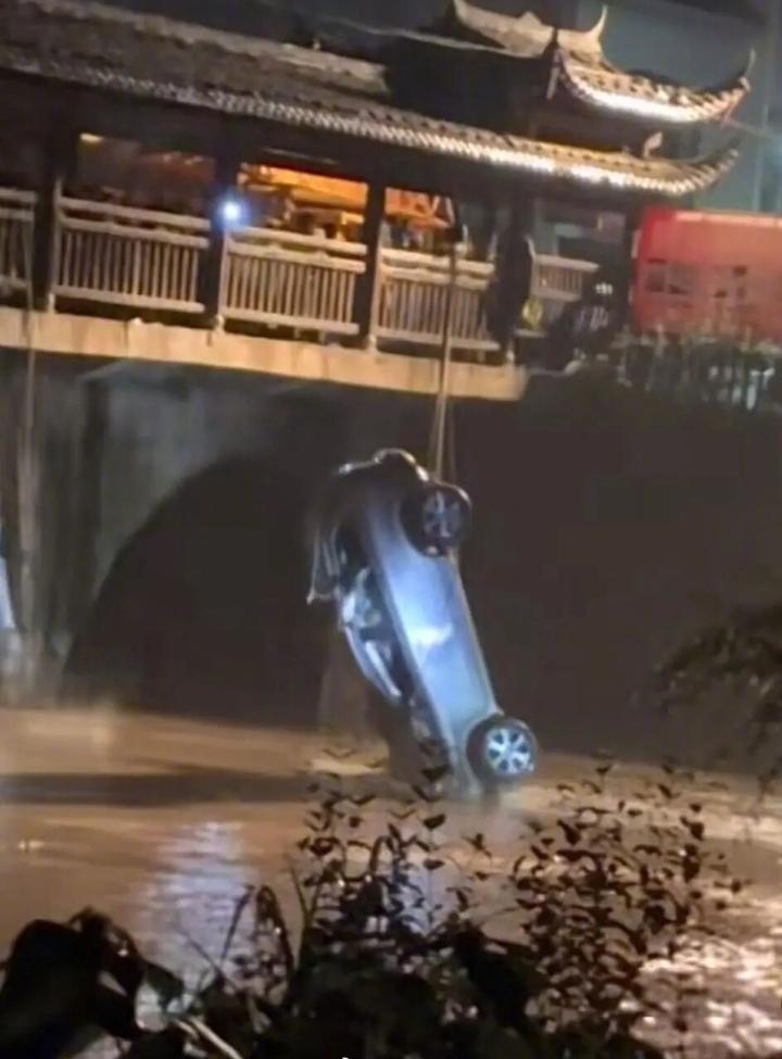 福建长汀县车祸后续据司机陈女士的亲属汪先生透露，当晚开车的是他的姨妈，副驾座