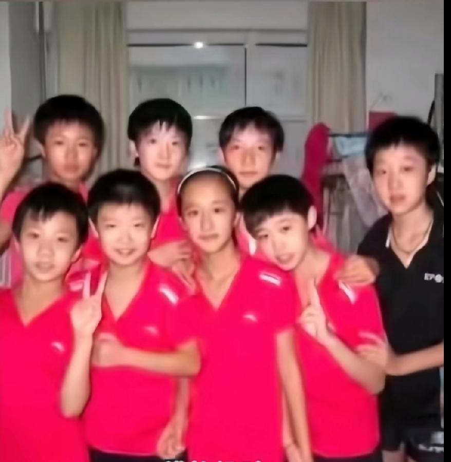 童年合影大揭秘！你能在这群孩子里认出几个世界冠军？翻到一张十几年前的合影，一