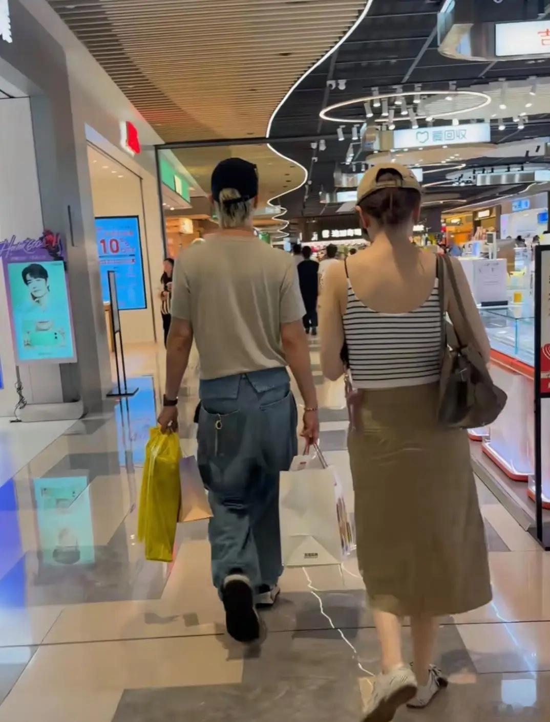 戚薇和老公李承铉一起在北京逛商场购物被偶遇，夫妻俩打扮时尚大方又不失个性，他们都